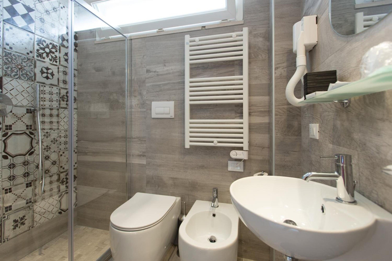 Bathroom 4, Hotel Nuovo Belvedere, Rimini