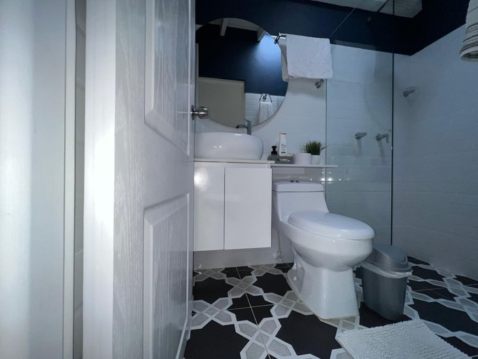 Bathroom 2, La 80 Laureles, Medellín