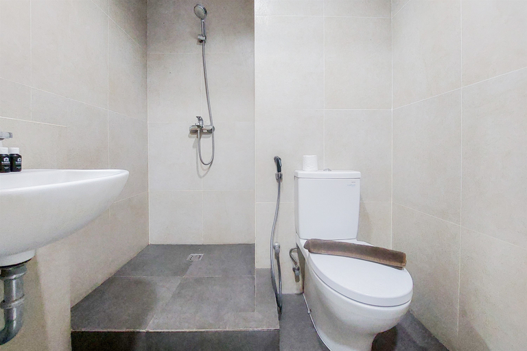 Bathroom 5, Comfy and Modern Studio Room The Ayoma Apartment By Travelio, Tangerang Selatan