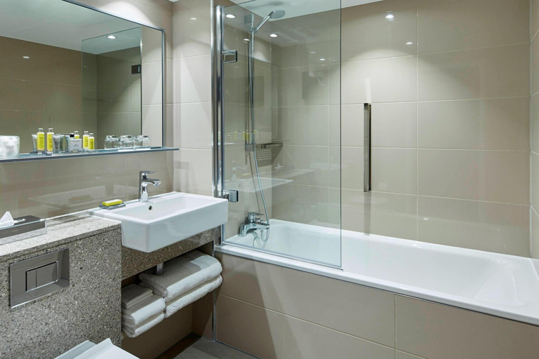 Bathroom 5, Marriott Hotel Heathrow, London