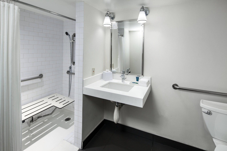Bathroom 5, Four Points By Sheraton Los Angeles International , Los Angeles