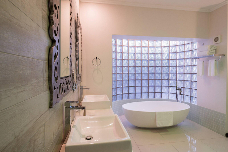 Bathroom 5, Protea Hotel Mossel Bay, Eden