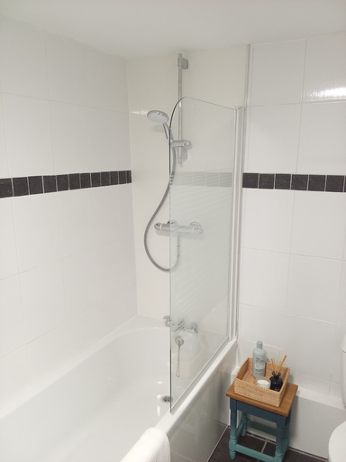 Bathroom 2, 3 Bed Home near Hiking Trails & Parks, Rhondda, Cynon, Taff