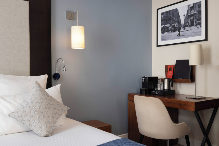 Bedroom 2, Hôtel Elysées Bassano, Paris
