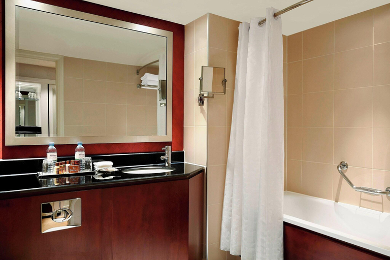 Bathroom 5, Sheraton Skyline Hotel London Heathrow, London