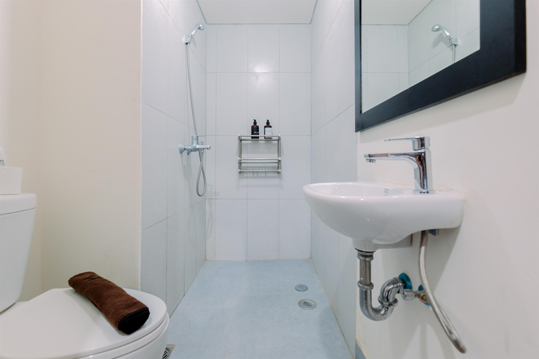 Bathroom 5, Homey and Restful Studio Royal Sentul Park Apartment By Travelio, Bogor