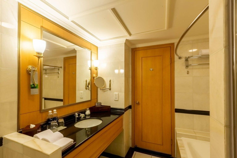 Bathroom 5, Renaissance Riverside Hotel Saigon, District 1