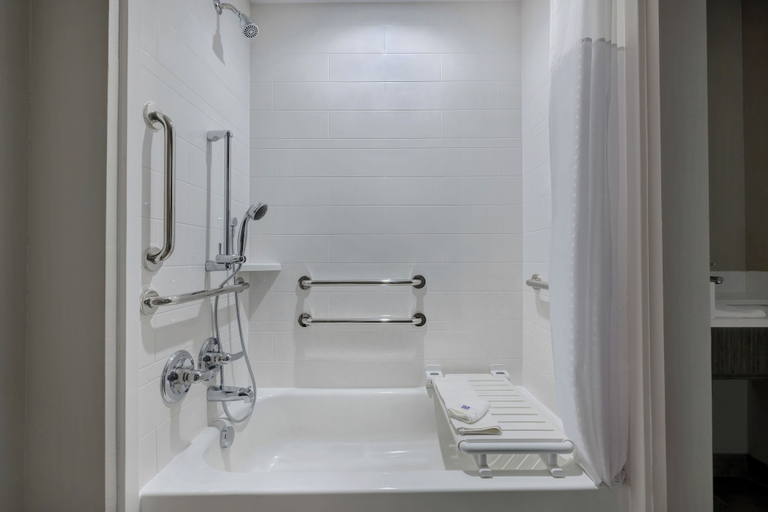 Bathroom 4, Motel 6 Dallas, TX - Methodist Charlton Medical Ctr., Dallas