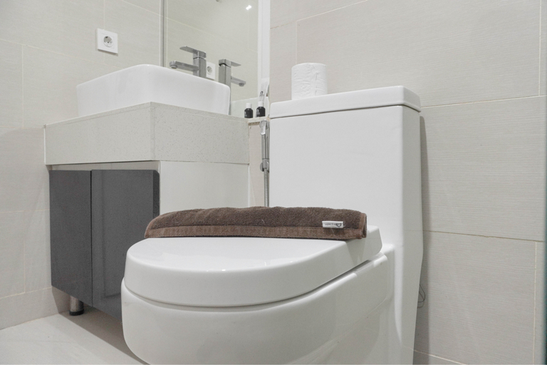 Bathroom 5, Restful and Modern 3BR at Daan Mogot City Apartment By Travelio, Jakarta Barat