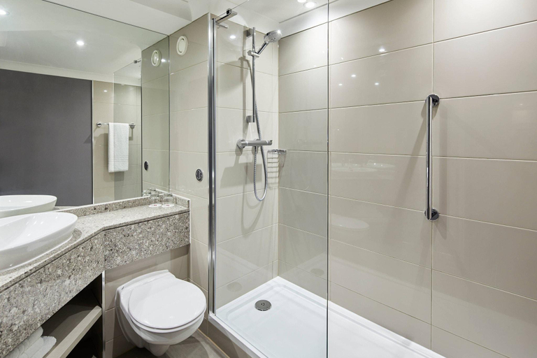 Bathroom 4, Marriott Hotel Leeds, Leeds