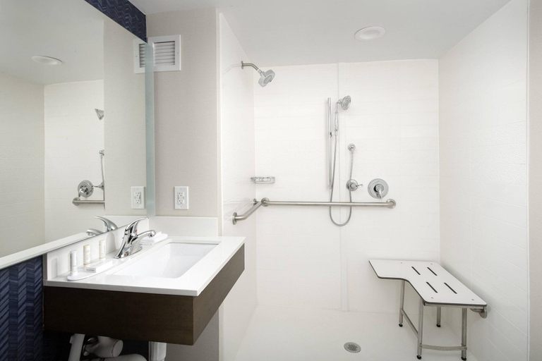 Bathroom 5, Fairfield Inn & Suites by Marriott Alexandria West, Alexandria