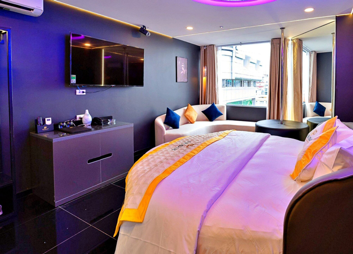 Bedroom 3, HANZ Friday Premium Hotel, District 10