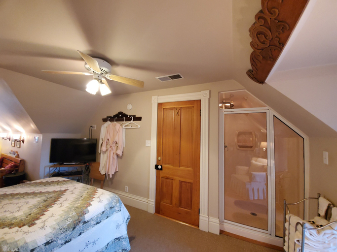 Bedroom 2, Historic Iron Horse Inn, Gasconade