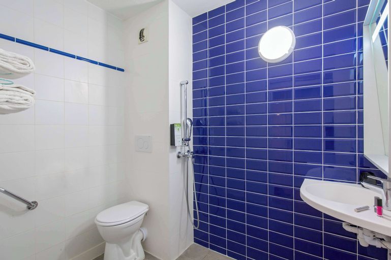 Bathroom 10