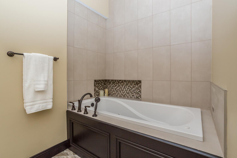 Bathroom 2, River View Lodge, Scott