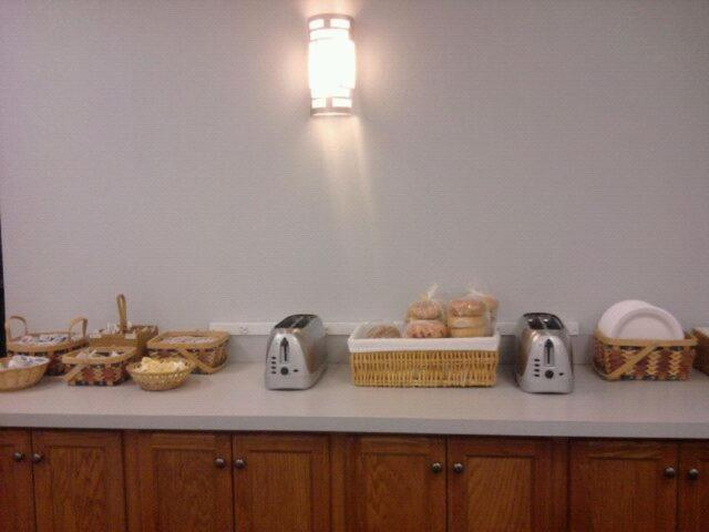 Food & Drinks 5, Quail's Nest Inn & Suites, Camden