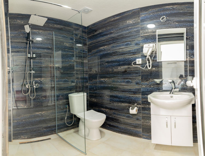 Bathroom 3, Velestovo Panorama House