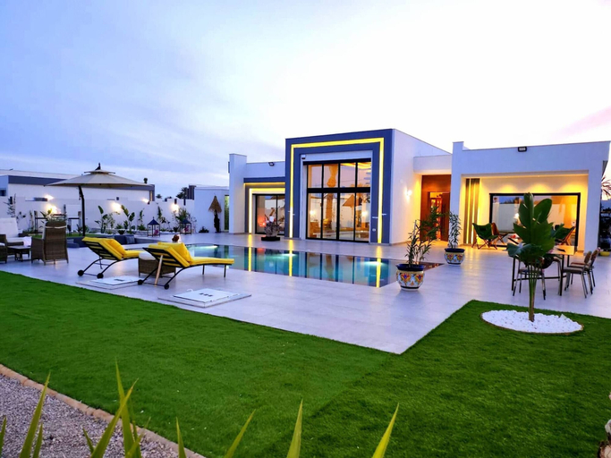 Exterior & Views
