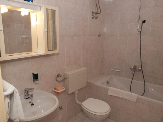 Bathroom 3, Villa Jasmin, Bol