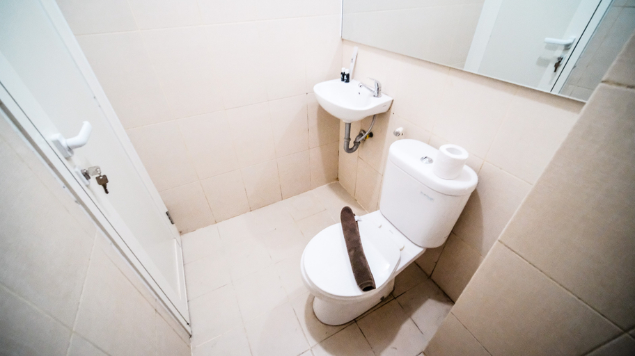 Bathroom 5, Simple and Comfortable Living Studio at Bale Hinggil Apartment By Travelio, Surabaya
