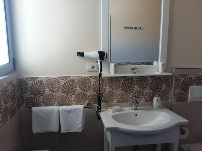 Bathroom 2, Apartment Plaisir, Pogradecit
