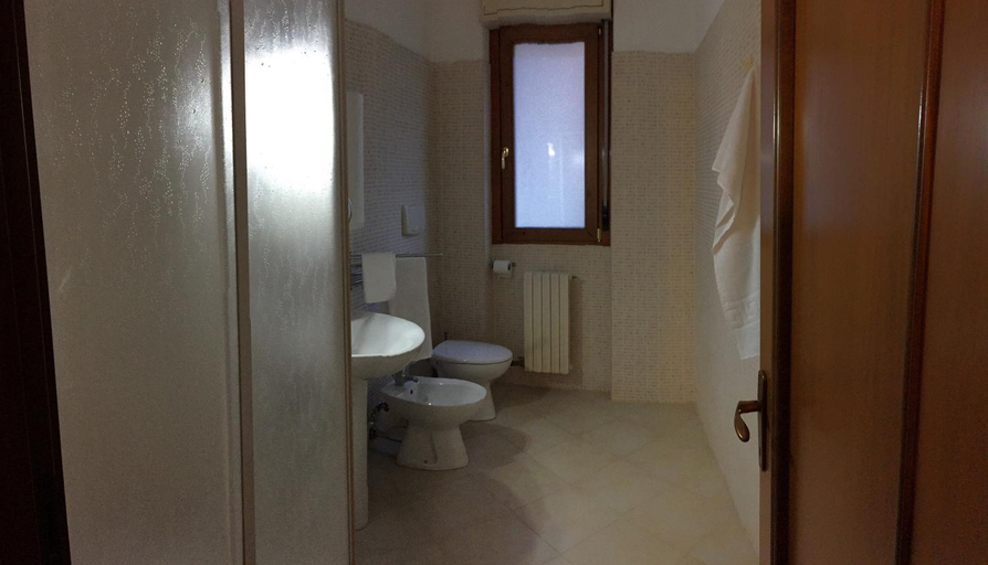 Bathroom 5, Da noi. Nella citta dell'acqua e della pietra., Bari