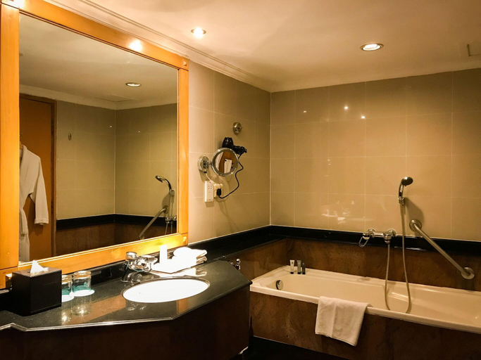 Bathroom 5, Le Meridien Cochin, Ernakulam