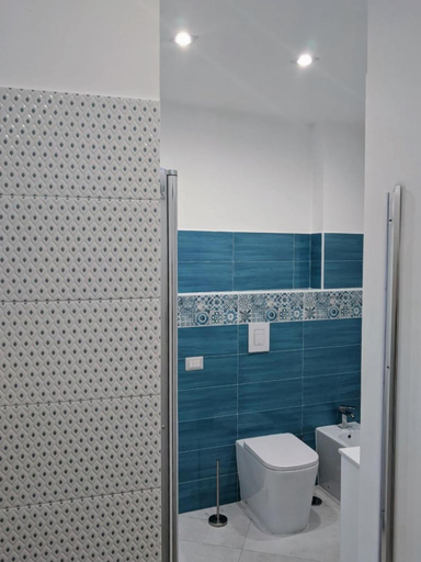 Bathroom 2, Punticello House, Napoli