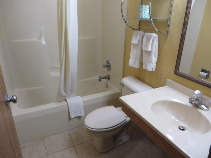 Bathroom 4, Econo Lodge Chillicothe, Peoria