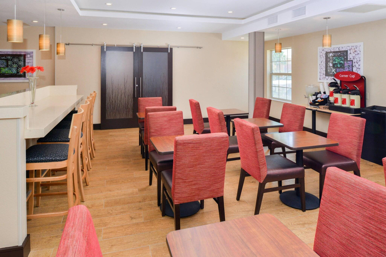 Food & Drinks 5, TownePlace Suites Ontario Airport, San Bernardino