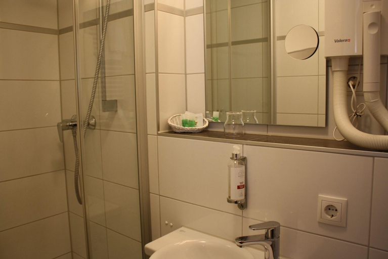 Bathroom 4, Hotel Restaurant Waldhorn, Bodenseekreis