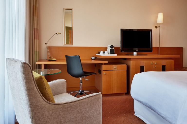 Bedroom 2, Sheraton Düsseldorf Airport, Düsseldorf