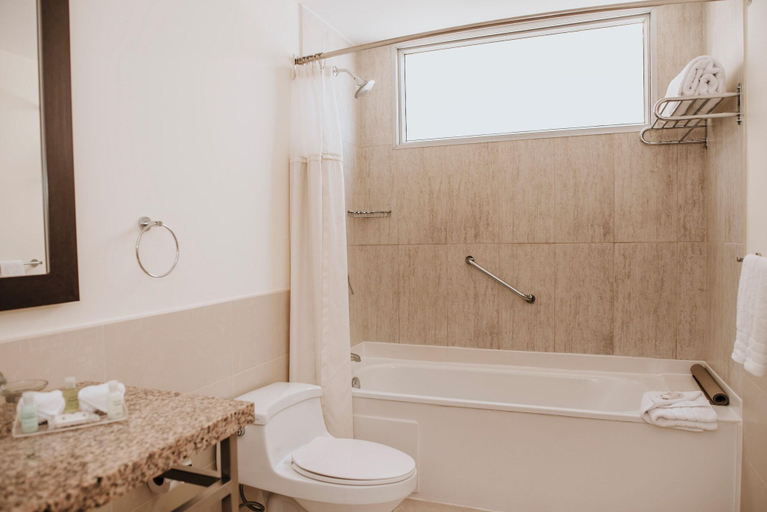 Bathroom 5, Courtyard By Marriott Guayaquil, Guayaquil