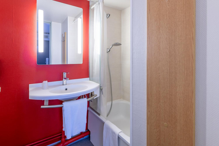 Bathroom 5, B&B HOTEL Périgueux Boulazac, Dordogne