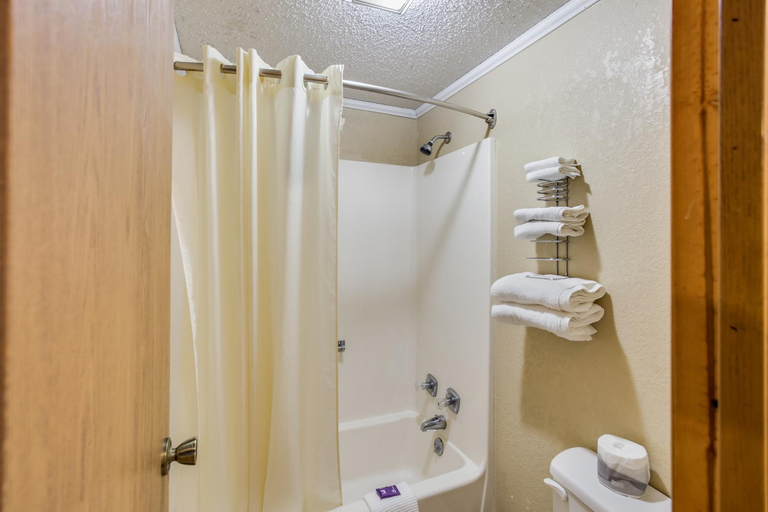 Bathroom 4, Knights Inn Ashland, Boyd