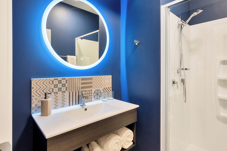 Bathroom 3, Roomie Apartment Hotel, Waitakere