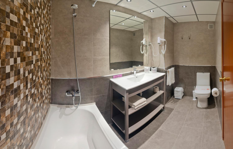 Bathroom 5, Voramar Cambrils, Tarragona