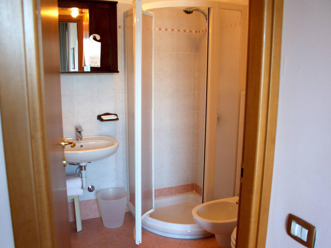 Bathroom 4, Hotel Menapace, Verona