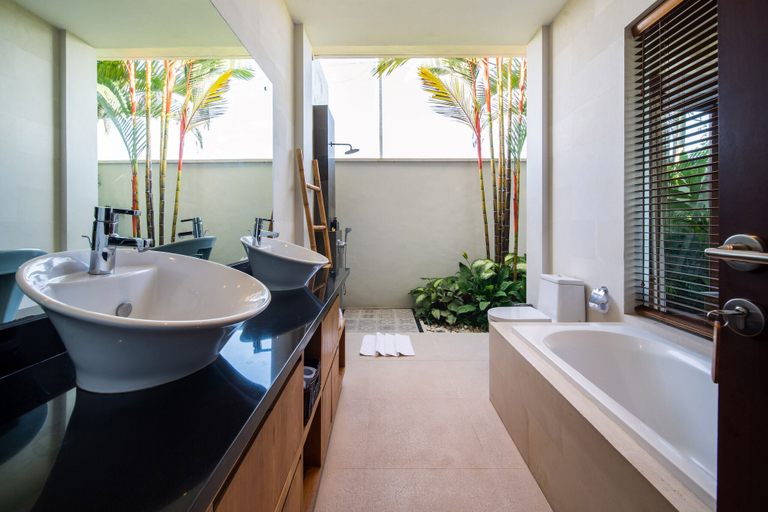 Bathroom 3, Peaceful Private Villa, 3 BR, Canggu With Staff, Badung