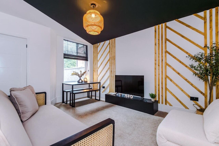 Others 3, Modern & Chic Four Bedroom Home, Salford
