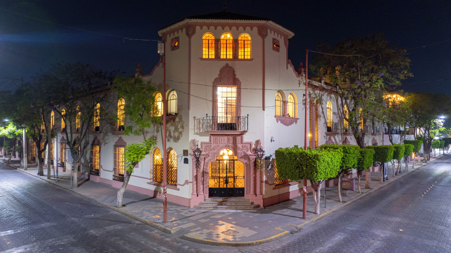 Exterior & Views