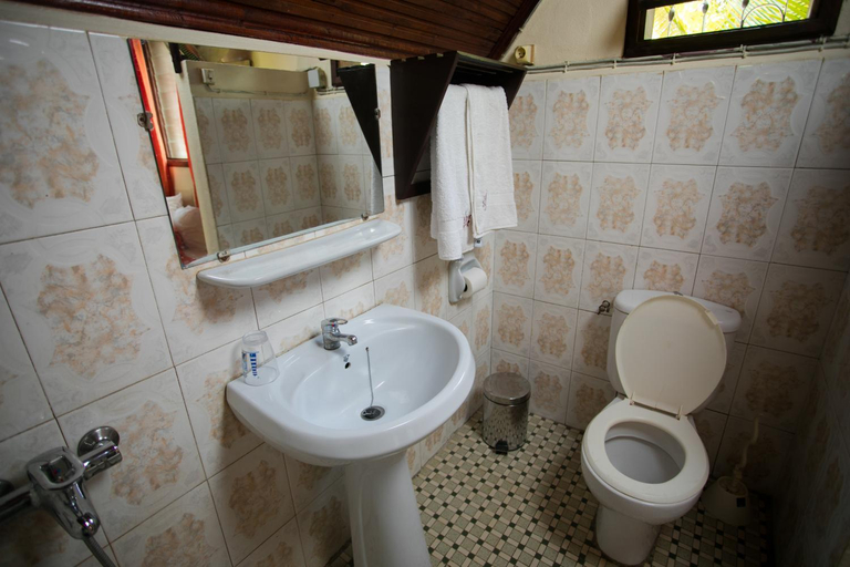 Bathroom 3, Holidays Hotel, Boeny