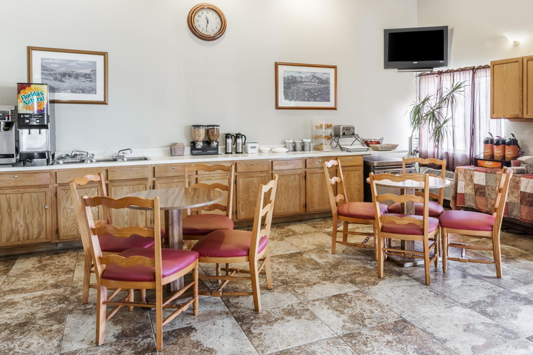 Food & Drinks, Travelodge by Wyndham Longmont, Weld