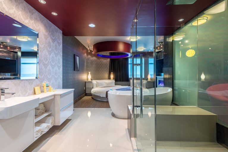 Bathroom 4, Applause Hotel Calgary Airport by CLIQUE, Division No. 6