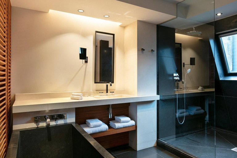 Bathroom 5, Le Metropolitan, Paris