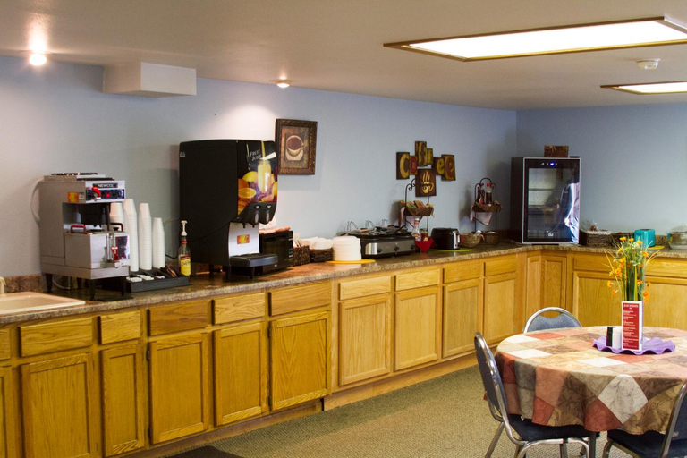 Food & Drinks 5, Cottonwood Inn & Suites, Phillips