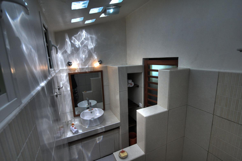 Bathroom 2, Hotel Gerard et Francine, Diana