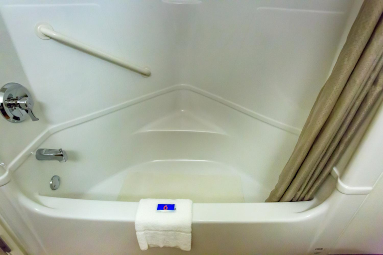 Bathroom 4, Motel 6 Pottstown, PA, Montgomery