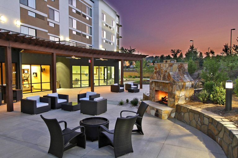Food & Drinks 5, Courtyard By Marriott Triangle Town Center, Wake