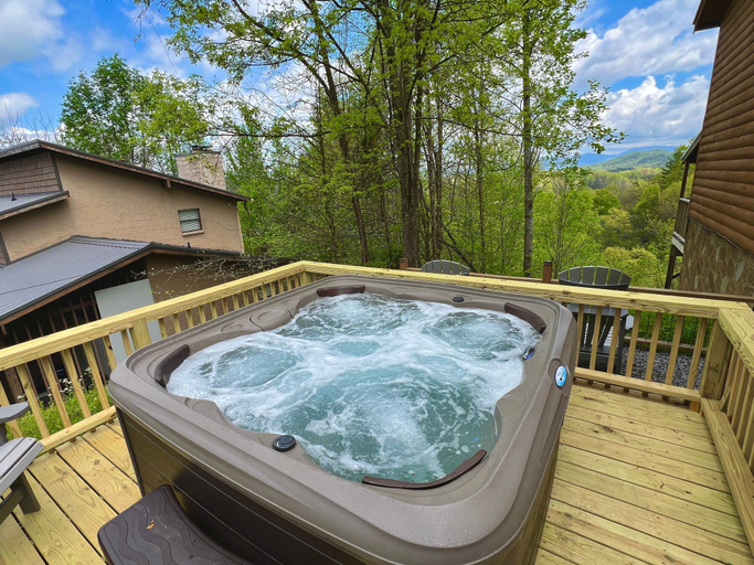 Sport & Beauty, Dolly's Lodge # 3, Sevier